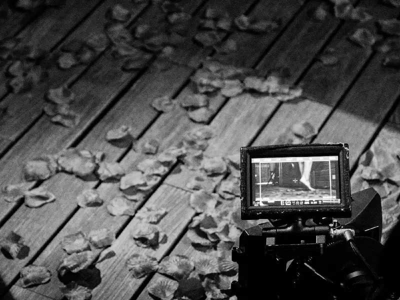 Detalle de una cámara profesional de video grabando, foto en blanco y negro